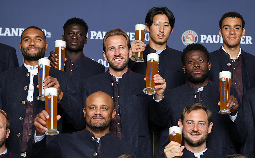 Die Stars des FC Bayern beim alljährlichen Lederhosen-Shooting von Paulaner. Die Stars des FC Bayern beim alljährlichen Lederhosen-Shooting von Paulaner.