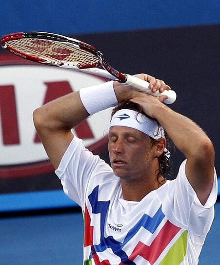 Schläger-Schmeißen und wilde Diskussionen mit dem Schiedsrichter: Nach seiner knappen Niederlage gegen Marathon-Mann John Isner rastet David Nalbandian aus. Die Bilder!