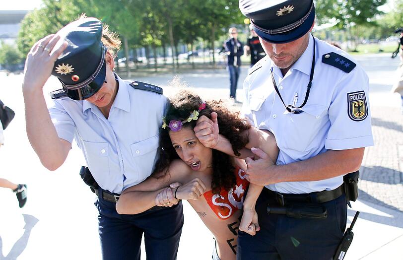 Nackte Wut: Femen-Aktivistinnen demonstrieren am Freitag vor dem Bundekanzleramt.
