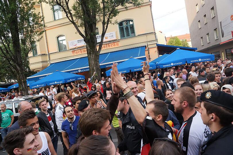 So feierten die Fußball-Fans auf der Münchner Leopoldstraße.