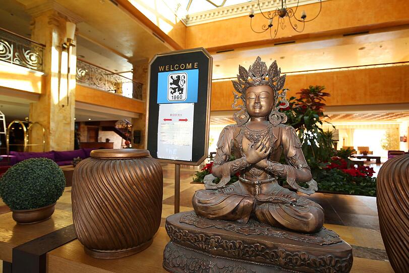 Welcome, Löwen: Ein Willkommens-Schildchen und ein Buddha begrüßen den Tross im Hotel des TSV 1860.
