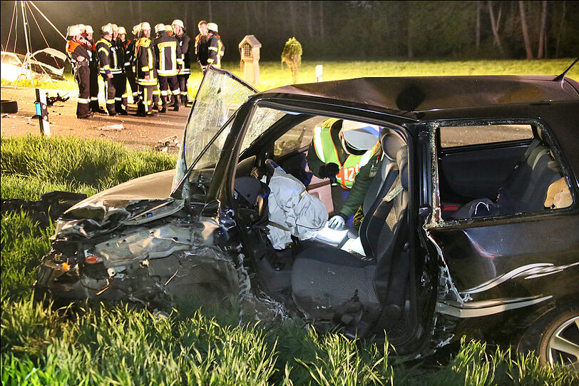 Eine Person stirbt bei der Kolision der beiden Fahrzeuge noch am Unfallort.