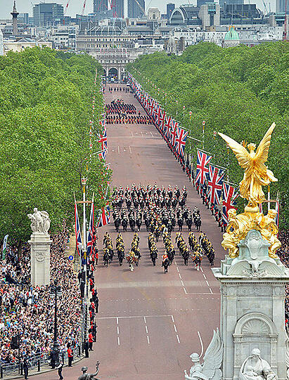 Mit einer farbenprächtigen Militärparade im Herzen Londons feiert Großbritannien den 90. Geburtstag von Königin Elizabeth II. Eine der Wachen verließen dabei die Kräfte - er kollabierte. Die Bilder...