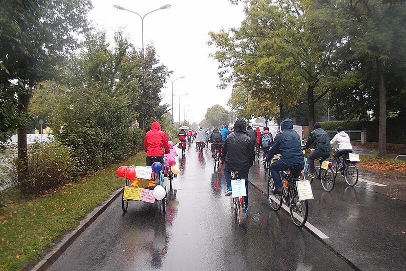 Trotz der lausigen Wetterbedingungen kamen vorletzte Woche fast 100 Demo-Radler pro Umfahrung zusammen.
