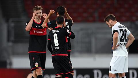 Die Stuttgarter feiern den Last-Minute-Sieg gegen den HSV.