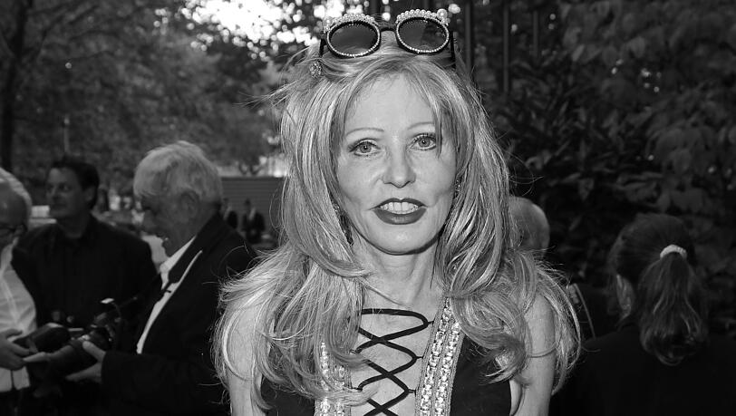 Gisela Muth 2017 vor dem Charles Hotel in München, wo sie beim Event "20 Jahre Busche Gala" zu Gast war.