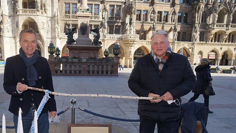 Gregor Lemke (l.) und Christian Schottenhamel mit Abstands-Stab. Der Tisch ist reserviert für Markus Söder und Angela Merkel. Gregor Lemke (l.) und Christian Schottenhamel mit Abstands-Stab. Der Tisch ist reserviert für Markus Söder und Angela Merkel.