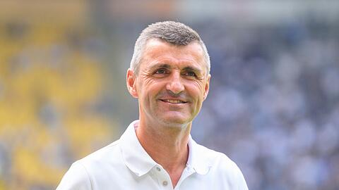 Münchens Trainer Michael Köllner steht im Stadion.
