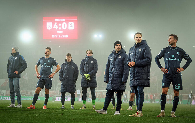 Frust pur, gefolgt von weiß-blauer Sprachlosigkeit: die Löwen-Profis um Florian Niederlechner (2.v.l.) und Kevin Volland (3.v.r.) nach der 0:4-Packung in Regensburg, der fünften Auswärts-Niederlage in Serie.