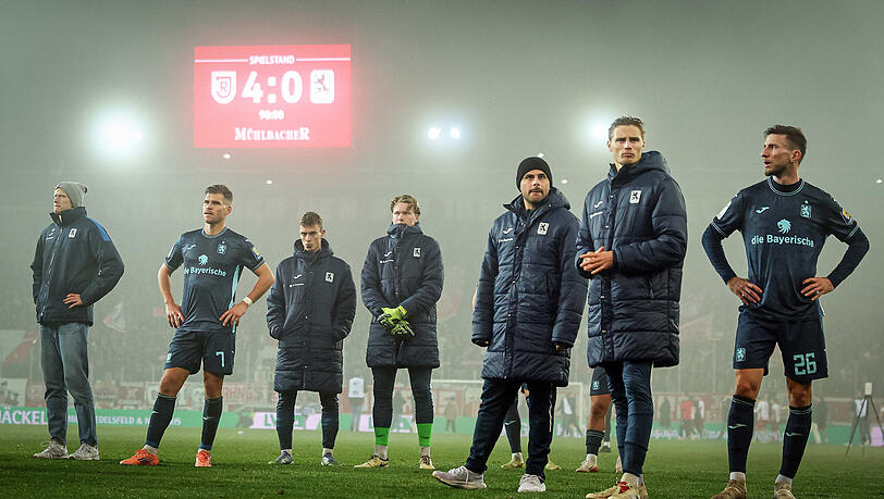 Frust pur, gefolgt von weiß-blauer Sprachlosigkeit: die Löwen-Profis um Florian Niederlechner (2.v.l.) und Kevin Volland (3.v.r.) nach der 0:4-Packung in Regensburg, der fünften Auswärts-Niederlage in Serie. Frust pur, gefolgt von weiß-blauer Sprachlosigkeit: die Löwen-Profis um Florian Niederlechner (2.v.l.) und Kevin Volland (3.v.r.) nach der 0:4-Packung in Regensburg, der fünften Auswärts-Niederlage in Serie.