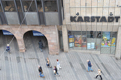 Tausende zittern: Allein in der Nürnberger Innenstadt-Filiale stehen 500 Beschäftigte direkt bei Karstadt unter Vertrag.