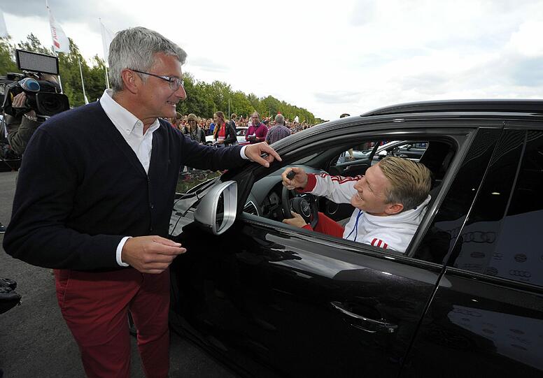 Die Bayern-Stars mit ihren neuen Dienstwagen.