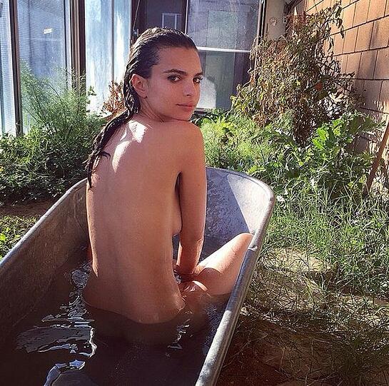 Emily Ratajkowski, der Star aus dem Musikvideo zu "Blurred Lines", lässt sich in der Badewanne fotografieren