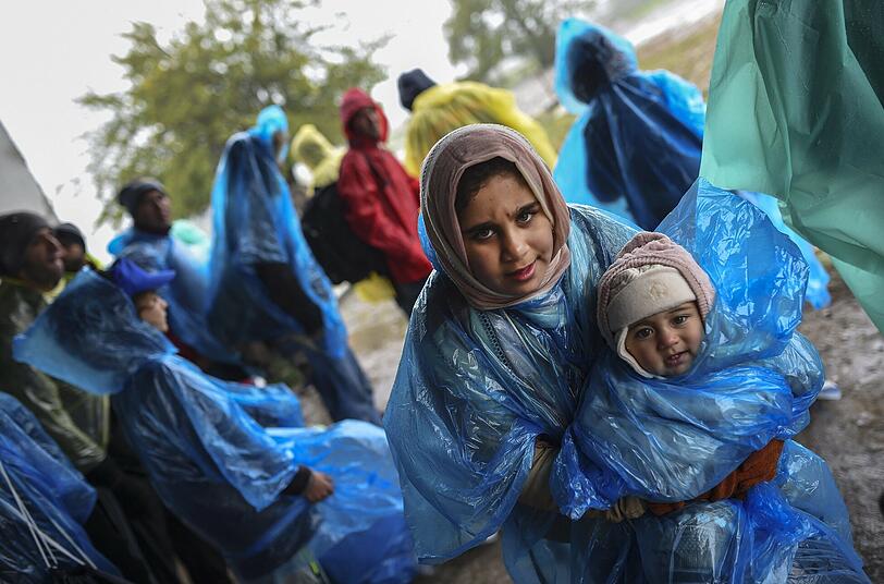 Flüchtlinge suchen Schutz vor dem Regen an der Grenze zwischen Griechenland und Mazedonien.