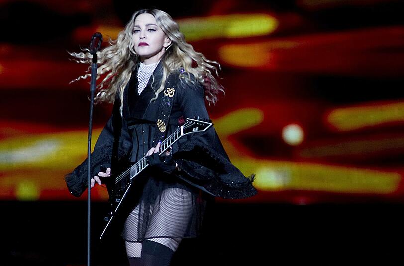 Nach ihrem Konzert in Paris hat Madonna auf dem Platz der Republik noch ein paar Lieder über den Frieden gesungen.