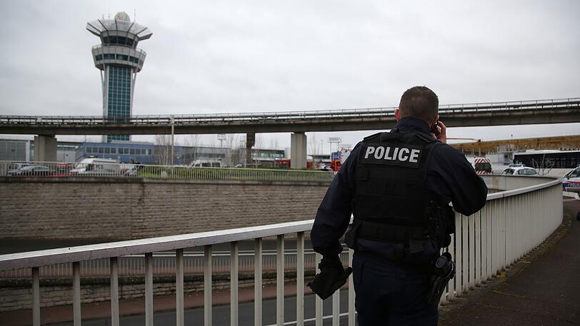 Ein Polizist am Oariser Flughafen Orly.