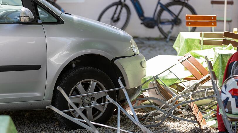 Die Fahrerin des VW Touran erlitt einen Schock und wurde vom Bayerischen Roten Kreuz behandelt. Auch Einsatzkräfte der Feuerwehr Truchtlaching waren vor Ort.
