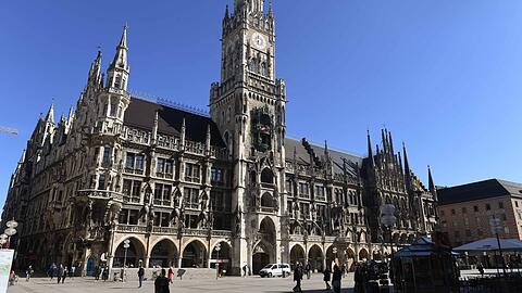 Das Münchner Rathaus: Von 80 Stadträten aus elf Parteien sind jetzt 45 Neulinge dabei - 15 bei den Grünen, zehn bei der SPD, neun bei der CSU.