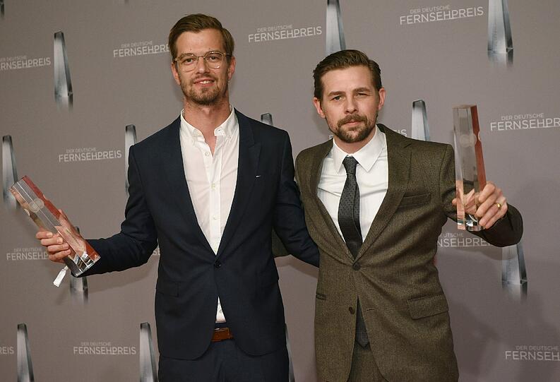 Preisträger in der Kategorie "Beste Unterhaltung Primetime", Joko Winterscheidt (l) und Klaas Heufer-Umlauf