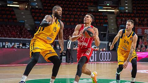 Beim 80:77-Erfolg im Hinspiel gegen Khimki um die Ex-Münchner Monroe (l.). und Jovic (r.) in Aktion: Bayerns Wade Baldwin.