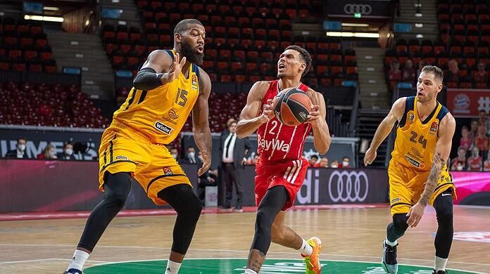 Beim 80:77-Erfolg im Hinspiel gegen Khimki um die Ex-Münchner Monroe (l.). und Jovic (r.) in Aktion: Bayerns Wade Baldwin.