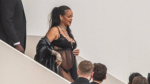Rihanna in Dessous bei der Paris Fashion Week.