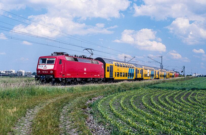 Ein Doppelstockzug auf der S4 Ende der 80er.