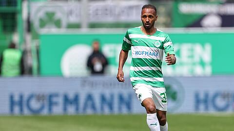 Der Fürther Julian Green spielt den Ball.
