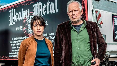 Die Kieler Kommissare Mila Sahin (Almila Bagriacik) und Klaus Borowski (Axel Milberg) auf dem Holy Ground von Wacken.