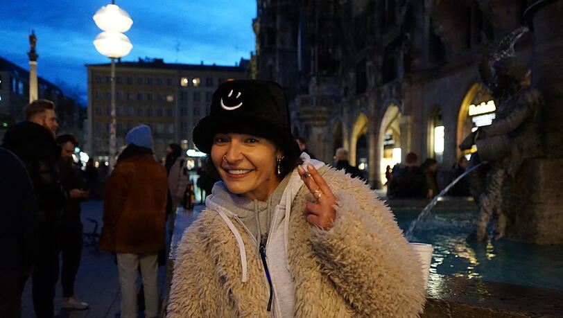 Gamze Demir vor dem Fischbrunnen. Die Münchnerin freut sich, dass sie jetzt legal kiffen darf. "Endlich haben wir die Freiheit, unser Gras zu rauchen", sagt die Krebspatientin, die mit Cannabis ihre Schmerzen lindert. Gamze Demir vor dem Fischbrunnen. Die Münchnerin freut sich, dass sie jetzt legal kiffen darf. "Endlich haben wir die Freiheit, unser Gras zu rauchen", sagt die Krebspatientin, die mit Cannabis ihre Schmerzen lindert.