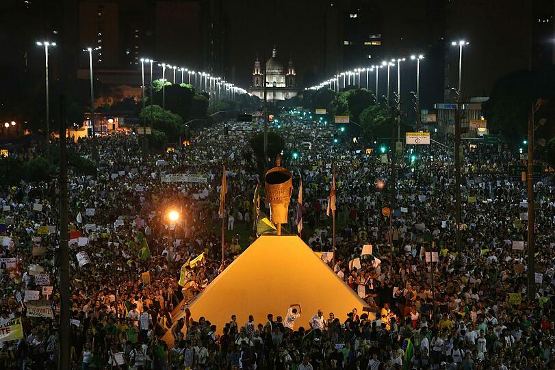 Knapp ein Jahr vor der Fußball-WM in Brasilien erlebt das Land einen ungeahnten Sturm des Protestes.