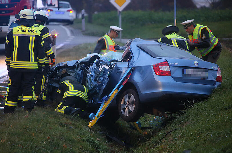 Schrecklicher Verkehrsunfall auf der Staatsstraße 2084 bei Erding. Ein Autofahrer ist nach einem Lkw-Zusammenstoß ums Leben gekommen. Die Bilder von der Unfallstelle.