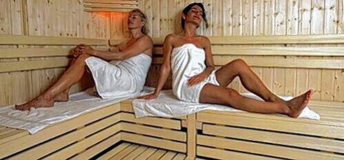 Wohltat Sauna: Kreislauf, Stoffwechsel und Abwehrkräfte werden stimuliert, mit jeder Schweißperle tropft auch der Stress ab.