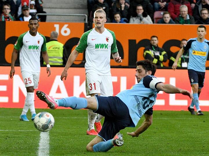 Mönchengladbachs Lars Stindl erzielt das 1:3. Foto: Stefan Puchner/dpa