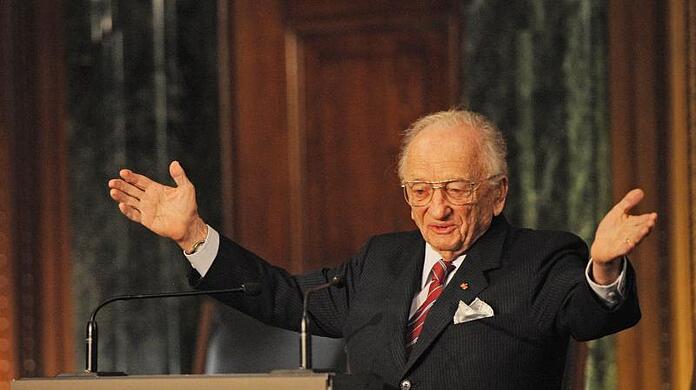 Benjamin Ferencz, der letzte noch lebende Chefankläger bei den Nürnberger Kriegsverbrecher-Prozessen, breitet die Arme aus.