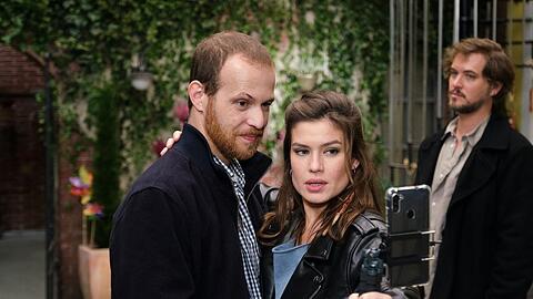 "Unter uns": Vivien erträgt die Scharade keine Sekunde länger und steht öffentlich zu Tobias (l.).