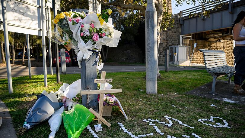 Mitschüler legten in der Nähe der Unglücksstelle Blumen nieder.