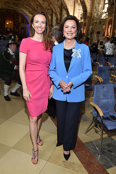 Uschi Dämmrich von Luttitz mit Tochter Stephanie. Sie ist selbst schon seit über einem Jahr Mutter eines Buben. Uschi Dämmrich von Luttitz mit Tochter Stephanie. Sie ist selbst schon seit über einem Jahr Mutter eines Buben.