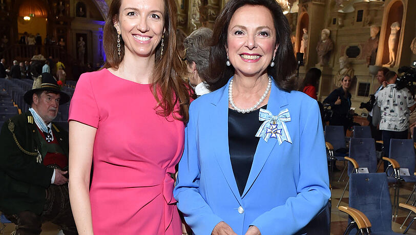 Uschi Dämmrich von Luttitz mit Tochter Stephanie. Sie ist selbst schon seit über einem Jahr Mutter eines Buben. Uschi Dämmrich von Luttitz mit Tochter Stephanie. Sie ist selbst schon seit über einem Jahr Mutter eines Buben.