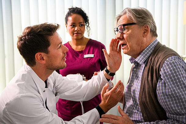 Hannes Hellmann (r.) ist am 16. Januar in der ZDF-Serie &bdquo;Bettys Diagnose&ldquo; zu sehen. Mit der AZ hat er vorher gesprochen.