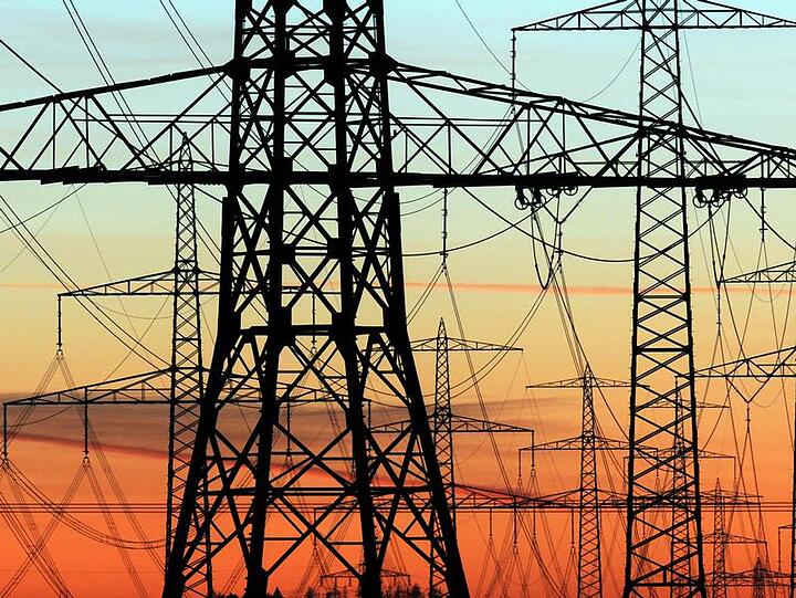 Hochspannungsmasten : Gehen manche Anbieter beim Kampf um Stromkunden zu weit?