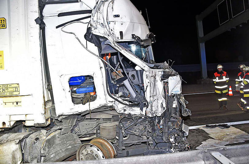 Erst nach etwa 150 Metern nach der Kollision kam der Lkw aus Erding auf dem Standstreifen zum Stehen.