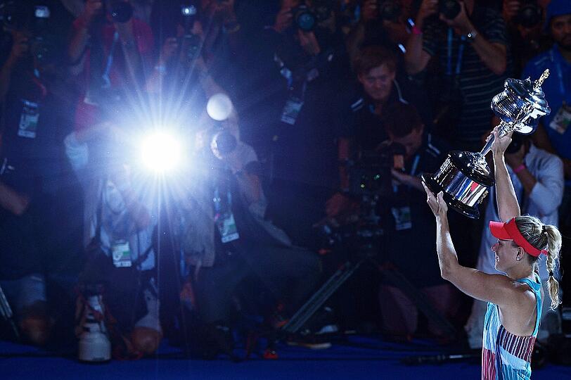 "Ich bin ein Grand-Slam-Champion, das klingt so verrückt", sagte Angelique Kerber nach dem 6:4, 3:6, 6:4 im Finale der Australian Open gegen Titelverteidigerin Serena Williams (USA). Die Bilder des Wahnsinns-Finale...