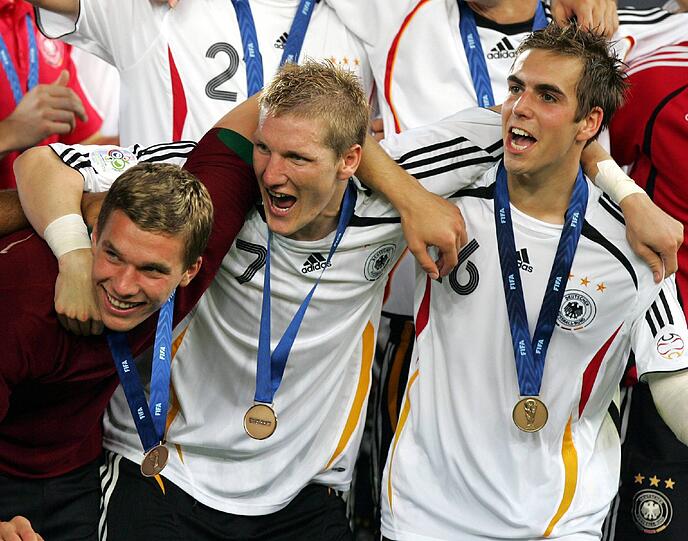 2006: Erste deutsche Meisterschaft und erster Pokalsieg mit den Bayern. "Sommermärchen" mit der DFB-Elf, die bei der WM im eigenen Land Dritter wird.