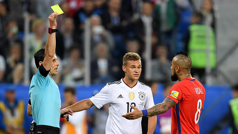 Am Ende sehen beide Bayern-Spieler die gelbe Karte.