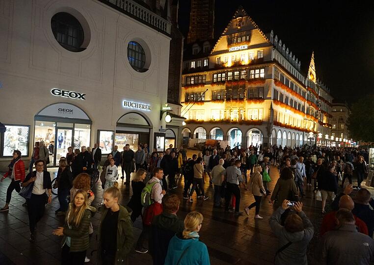 Shoppen und Kultur: Die Kaufingerstraße war gut gefüllt
