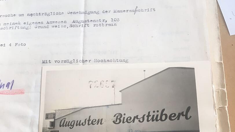 1951 dokumentiert die Lokalbaukommission die verbotene Werbung. 1951 dokumentiert die Lokalbaukommission die verbotene Werbung.