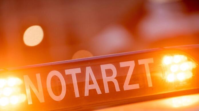 Der schwer verletzte Radler wurde nach dem Unfall ins Krankenhaus gebracht. (Symbolbild)