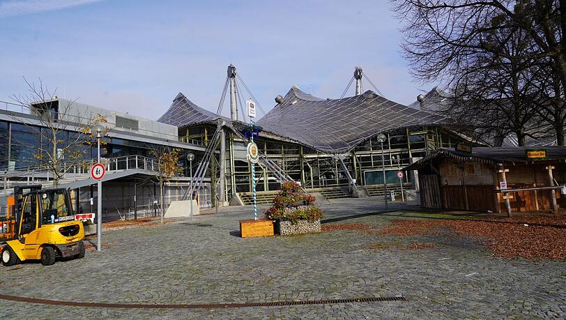 Am Coubertinplatz, wo jetzt der Biergarten ist, stand mal das Carillon mit vielen Glocken. Am Coubertinplatz, wo jetzt der Biergarten ist, stand mal das Carillon mit vielen Glocken.