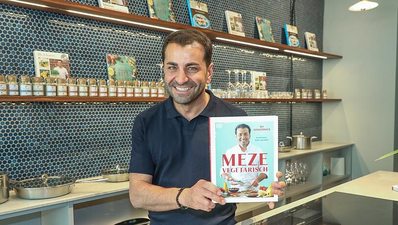 Ali Güngörmüs ist sehr stolz auf sein neuestes Kochbuch. Die Inspiration dafür kommt zum Großteil aus seiner türkischen Familie.